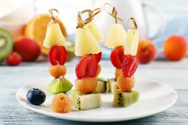 Frutas frescas en pinchos en plato — Foto de Stock