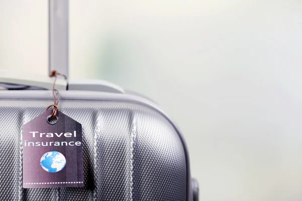 Βαλίτσα με ετικέτα ταξιδιωτική ασφάλιση — Φωτογραφία Αρχείου