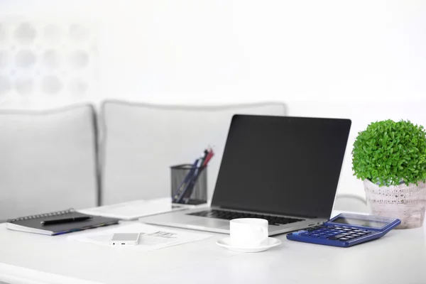 Posto di lavoro moderno con laptop, da vicino — Foto Stock