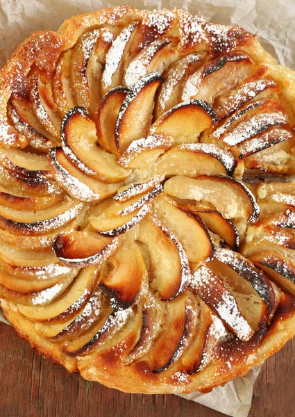 Torta de maçã caseira na placa de corte no fundo de madeira — Fotografia de Stock