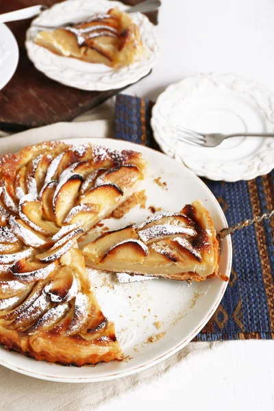 Tarta de manzana casera en plato, sobre fondo de mesa de madera blanca — Foto de Stock