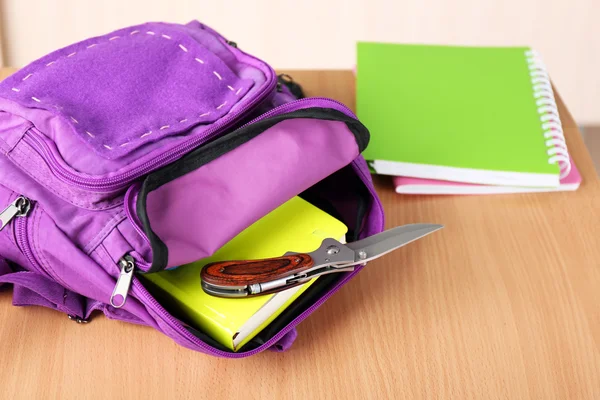 Mochila con cuchillo en el aula, de cerca. Delincuencia juvenil — Foto de Stock