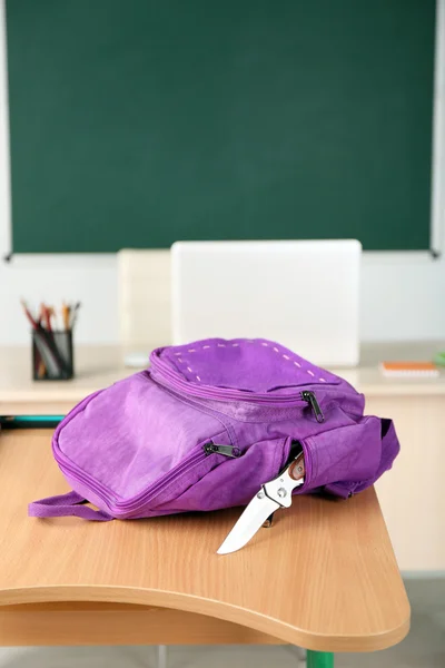 Mochila com faca na sala de aula, de perto. Delinquência juvenil — Fotografia de Stock