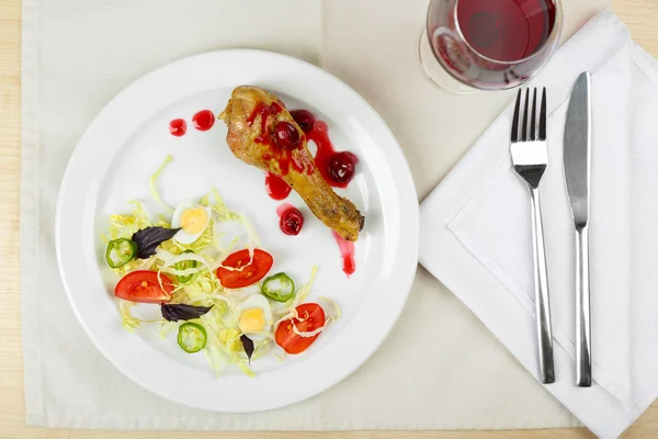 Leckeres Abendessen serviert mit Wein auf dem Tisch aus nächster Nähe — Stockfoto