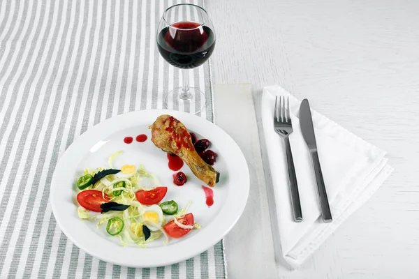 Sabrosa cena servida con vino en la mesa de cerca —  Fotos de Stock