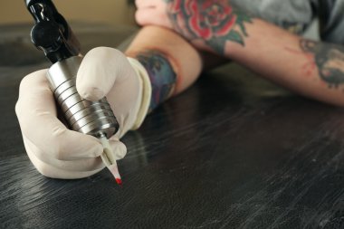 iş yerinde dövme sanatçısı yakın çekim