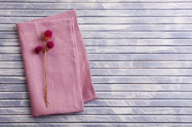 Peçete üzerinde güzel kuru çiçekler