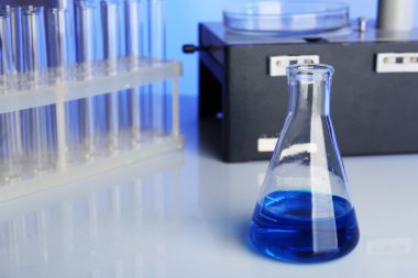 test tüpleri ve laboratuar mikroskobu