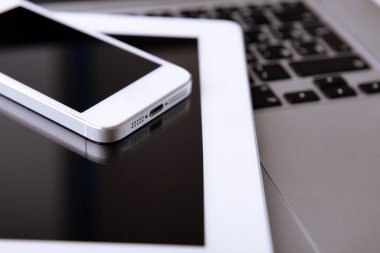 Tablet ve klavye, closeup üstünde hareket eden telefon