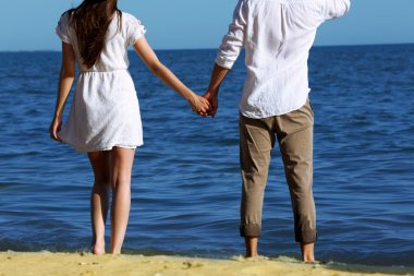 Kumsalda el ele tutuşan çift