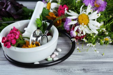 Alternatif Tıp otlar, çilek ve ahşap masa arka plan üzerinde stetoskop