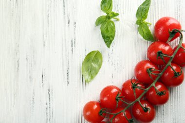 Ahşap masa üzerinde Fesleğenli domates yakın çekim