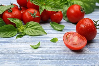 Taze domates fesleğen ahşap tablo ile yakın çekim