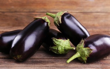 Tahta arka planda taze patlıcan