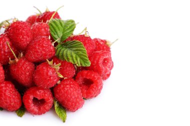 Beyaza izole edilmiş taze ahududu