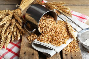 Un ve ahşap masa, closeup buğday