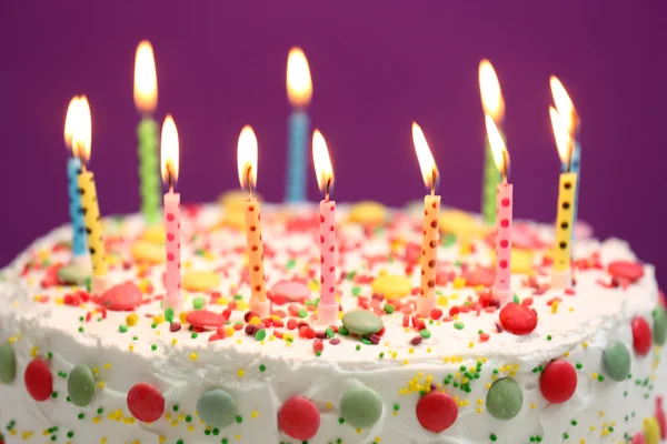 Bolo de aniversário com velas — Fotografia de Stock