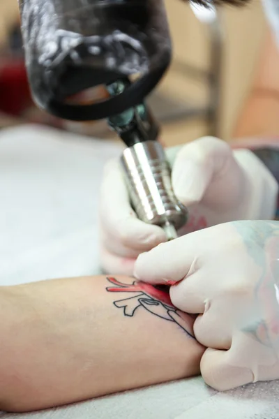 Tatuaggio artista al lavoro — Foto Stock