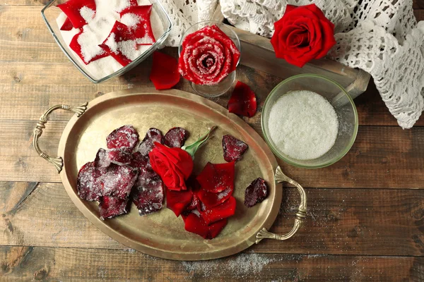 Лепестки роз с белками и сахаром — стоковое фото