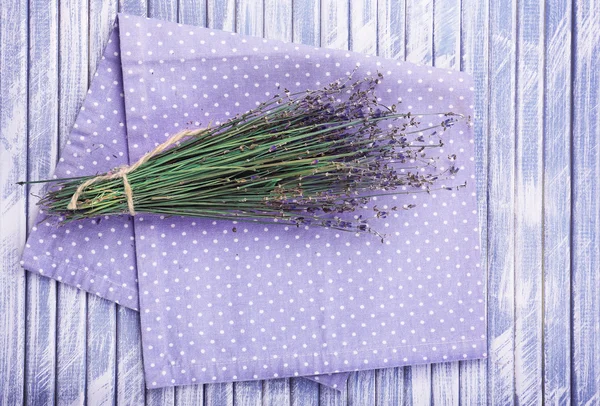 Schöne trockene Blumen auf Serviette — Stockfoto