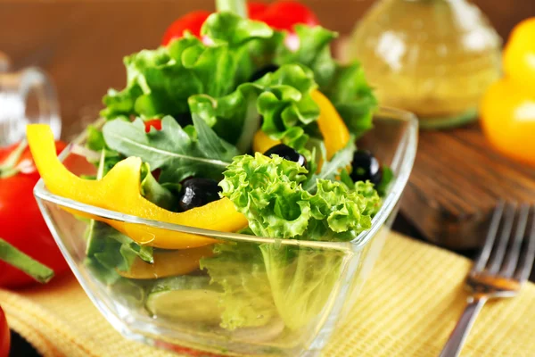 Salada de legumes frescos em tigela — Fotografia de Stock