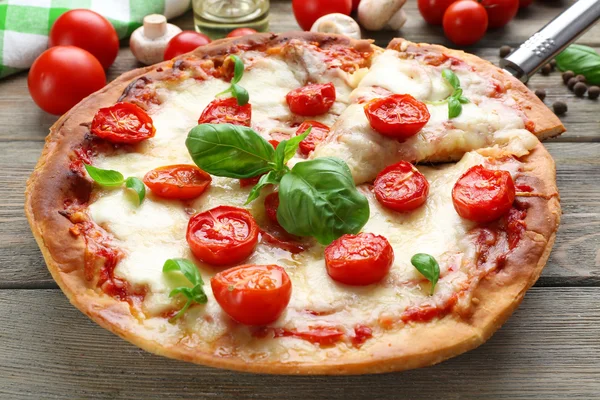 Pizza con formaggio e pomodorini — Foto Stock