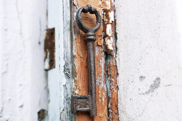 Gammal nyckel på Antik trädörr närbild — Stockfoto