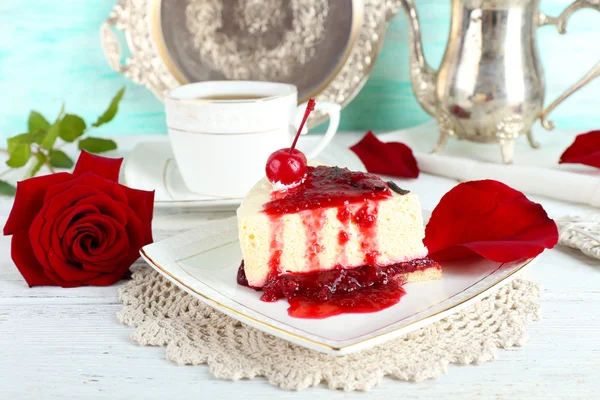 Leckeres Stück Käsekuchen mit Beerensauce auf Teller aus nächster Nähe — Stockfoto