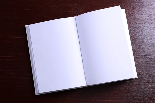Tomma öppen bok på trä bakgrund — Stockfoto