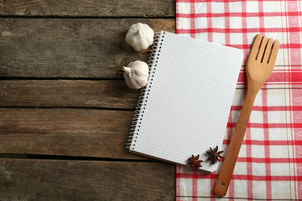 Libro di ricette aperto su sfondo di legno — Foto Stock