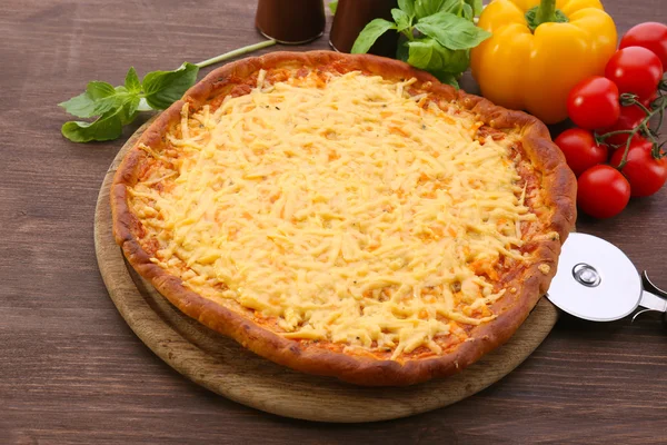 Masada sebzeli peynirli pizza yakın çekim — Stok fotoğraf