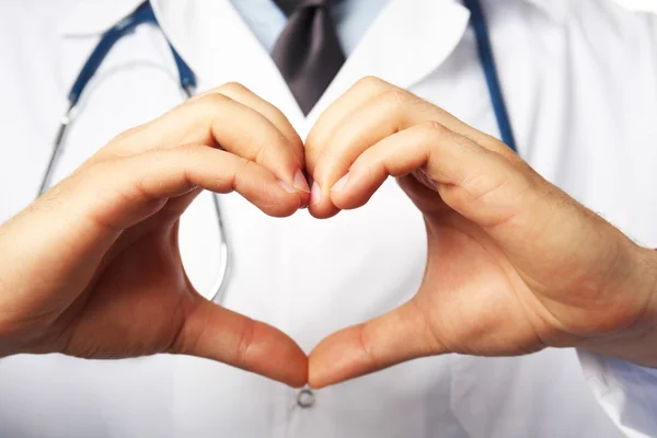 Mani del medico rendendo la forma del cuore da vicino — Foto Stock