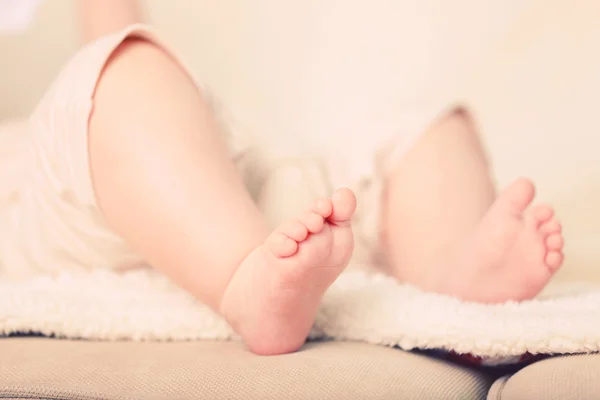 Pernas de bebé, close-up — Fotografia de Stock