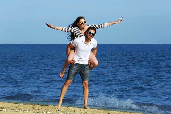 Beautiful young couple on beach — Stock Photo, Image