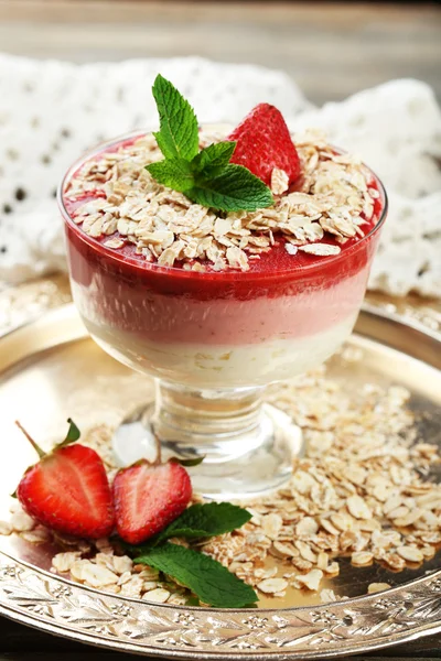 Dessert avec fraise fraîche, crème et granola, sur fond de table en bois — Photo