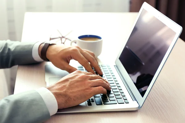 Homme travaillant avec un ordinateur portable au bureau — Photo