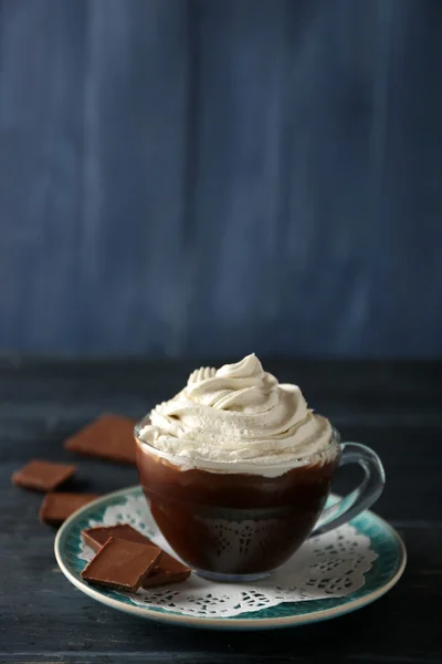 Xícara de café com creme sobre fundo de madeira cor — Fotografia de Stock