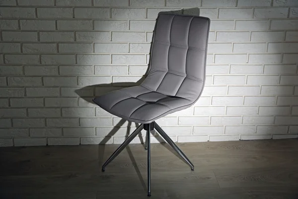 Moderner Stuhl auf Backsteinwand Hintergrund — Stockfoto