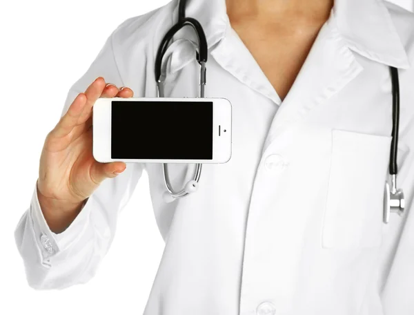 Médecin avec stéthoscope et téléphone intelligent, isolé sur blanc — Photo