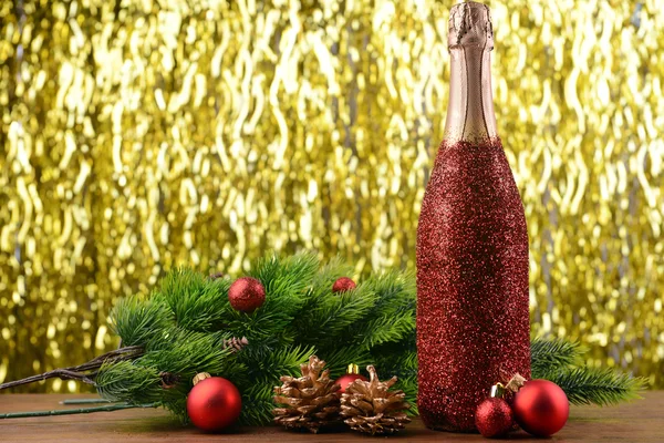 Fles champagne met Kerstdecoratie op lichte achtergrond — Stockfoto