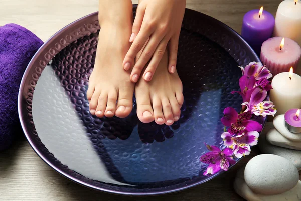 Vrouwelijke voeten bij spa pedicure procedure — Stockfoto