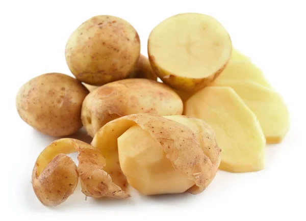 Patatas jóvenes aisladas sobre blanco — Foto de Stock