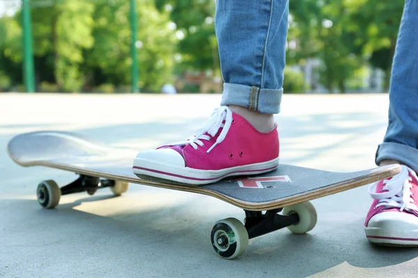 Joven skateboarder en chancletas de pie sobre patín — Foto de Stock