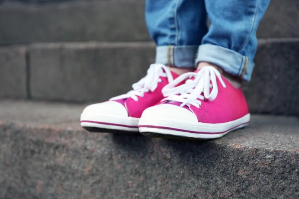 石の階段のためのピンク半靴で女性の足 — ストック写真