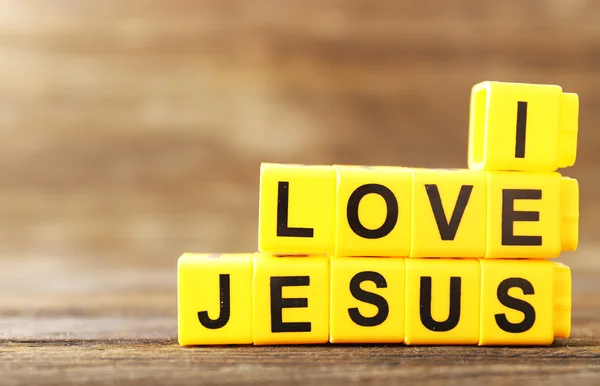 I LOVE JESUS signo ilustrado com letras plásticas amarelas sobre fundo de madeira — Fotografia de Stock