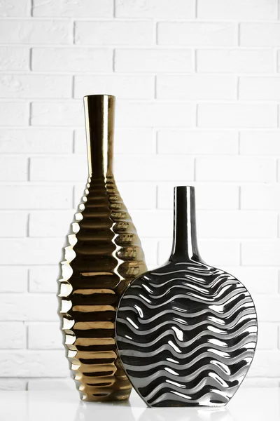 Moderní vázy na podlaze v pokoji — Stock fotografie
