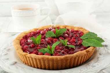 Ahududu ve lezzetli çay ile tart