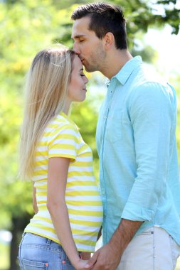 Koca Park olan hamile kadın