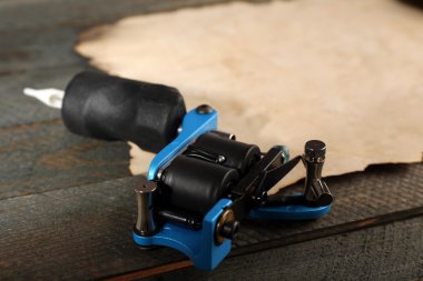 Eski kağıt ile dövme makinesi