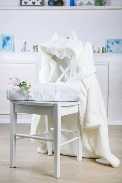 Set de baño con albornoz blanco en silla, interior — Foto de Stock